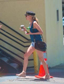 Diane Kruger feet photo thumbnail