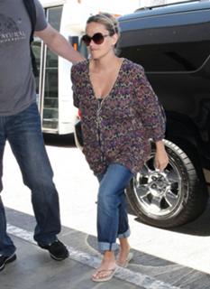 Reese Witherspoon feet photo thumbnail