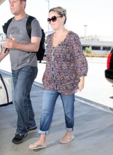 Reese Witherspoon feet photo thumbnail
