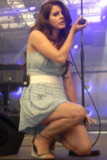 Lana Del Rey feet photo thumbnail