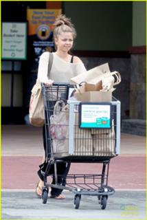 Sarah Hyland feet photo thumbnail