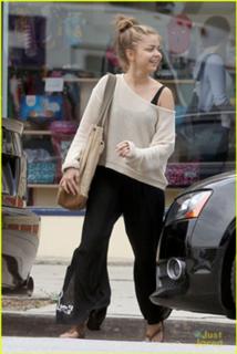 Sarah Hyland feet photo thumbnail