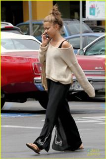 Sarah Hyland feet photo thumbnail