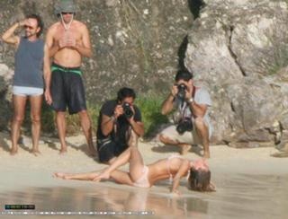 Gisele Bündchen feet photo thumbnail