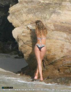 Gisele Bündchen feet photo thumbnail
