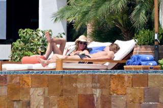 Gisele Bündchen feet photo thumbnail