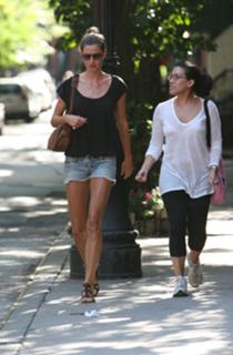 Gisele Bündchen feet photo thumbnail