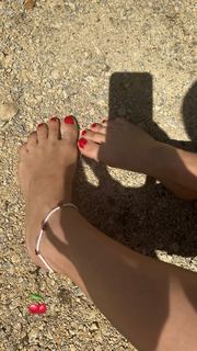 Phoebe Tonkin feet photo thumbnail