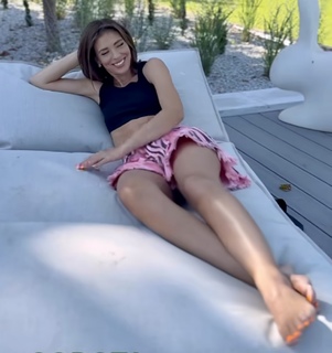 Klaudia Halejcio feet photo thumbnail