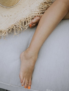 Klaudia Halejcio feet photo thumbnail