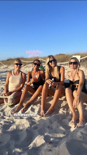 Elena Santarelli feet photo thumbnail