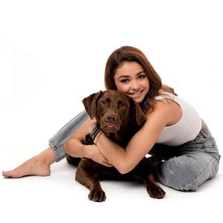 Sarah Hyland feet photo thumbnail