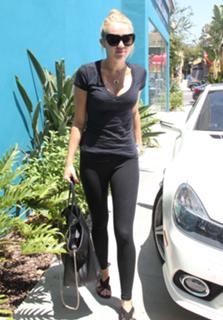 Miley Cyrus feet photo thumbnail