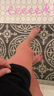 Angela Kinsey feet photo thumbnail