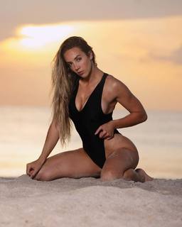 Chelsea Green feet photo thumbnail