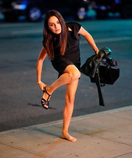 Mila Kunis feet photo thumbnail