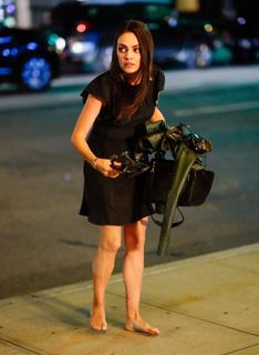 Mila Kunis feet photo thumbnail