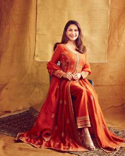 Madhuri Dixit feet photo thumbnail