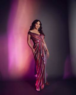 Madhuri Dixit feet photo thumbnail