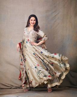 Madhuri Dixit feet photo thumbnail