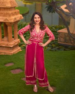 Madhuri Dixit feet photo thumbnail