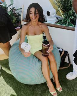 Sarah Hyland feet photo thumbnail