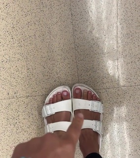 Kelsea Ballerini feet photo thumbnail