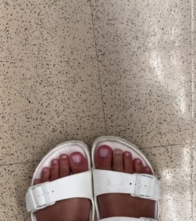 Kelsea Ballerini feet photo thumbnail