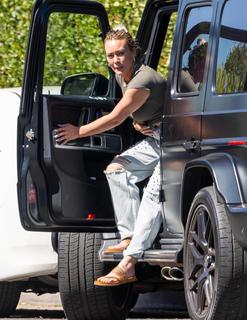 Hilary Duff feet photo thumbnail