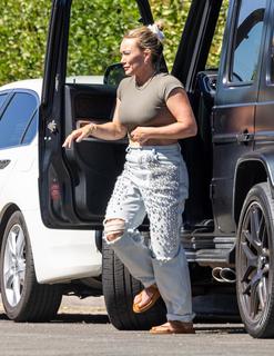 Hilary Duff feet photo thumbnail