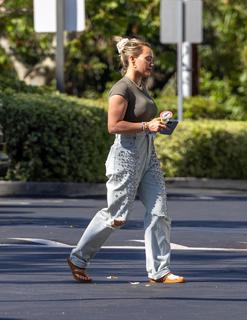 Hilary Duff feet photo thumbnail