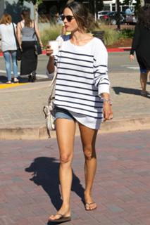 Alessandra Ambrosio feet photo thumbnail