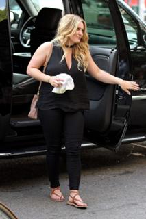 Hilary Duff feet photo thumbnail