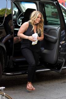 Hilary Duff feet photo thumbnail