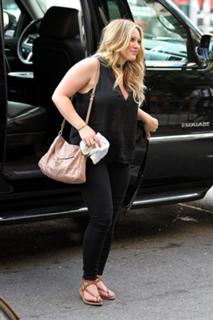 Hilary Duff feet photo thumbnail