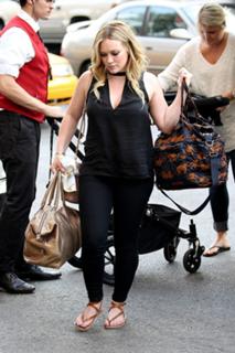 Hilary Duff feet photo thumbnail