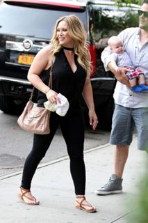 Hilary Duff feet photo thumbnail