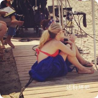 Dakota Fanning feet photo thumbnail