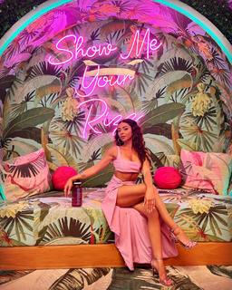 Sarah Hyland feet photo thumbnail