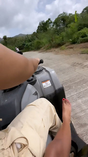 Halle Bailey feet photo thumbnail