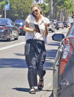 Elizabeth Olsen feet photo thumbnail