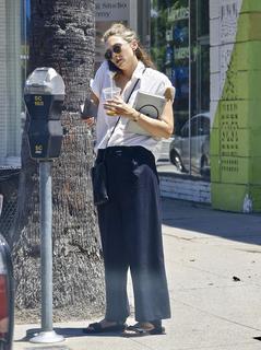 Elizabeth Olsen feet photo thumbnail