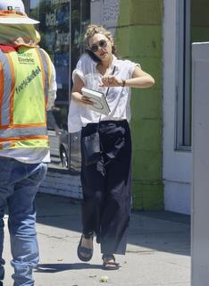 Elizabeth Olsen feet photo thumbnail