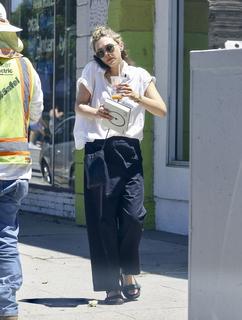 Elizabeth Olsen feet photo thumbnail