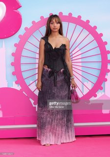 PinkPantheress feet photo 3