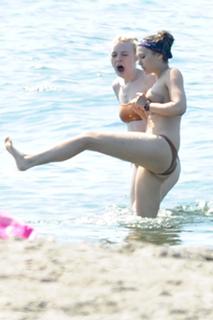 Elizabeth Olsen feet photo thumbnail