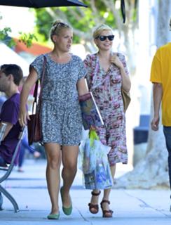 Michelle Williams feet photo thumbnail