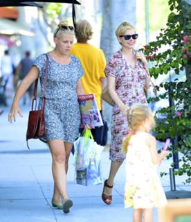 Michelle Williams feet photo thumbnail