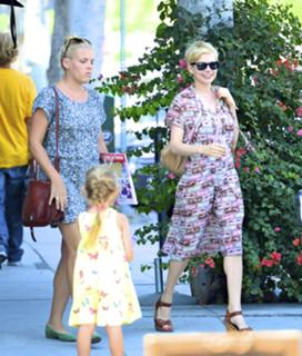 Michelle Williams feet photo thumbnail