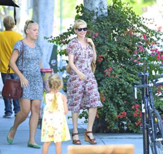 Michelle Williams feet photo thumbnail